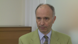 KNF: w przypadku wejścia w życie ustawy frankowej straty banków wyniosą prawie 22 mld zł BIZNES, ,płynność, kredyty frankowe, restrukturyzacja - W przypadku wejścia w życia ustawy frankowej w wersji proponowanej przez Sejm straty banków mogą wynieść 21,9 mld zł – wynika z opinii wydanej przez KNF. Jeszcze większe będzie zapotrzebowanie na płynność w sektorze. Według wyliczeń Komisji tylko w ciągu roku banki mogą potrzebować dodatkowych 34 mld zł. Analiza przygotowana na zlecenie szefa senackiej Komisji Budżetu i Finansów zakłada, że restrukturyzacja kredytów może objąć aż 159 tys. osób.