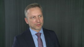 APS Energia odnosi sukcesy w Rosji i wchodzi na kolejne rynki. Firma buduje nową siedzibę i zwiększa zatrudnienie INWESTOR, ,energetyka, urządzenia elektroenergetyczne, Rosja, wojna handlowa UE - Rosja, kryzys w Rosji, inwestycje, eksport - APS Energia nie narzeka na kryzys na Wschodzie. Mimo wojny na Ukrainie i napiętych stosunków politycznych z Rosją, która należy do najważniejszych rynków eksportowych tego producenta urządzeń elektrycznych, spółka osiągnęła tam w ostatnim okresie rekordowe wzrosty sprzedaży. Zamierza też ruszyć na podbój USA i Iranu, dlatego inwestuje w nową siedzibę, zwiększa moce produkcyjne i planuje potroić zatrudnienie.