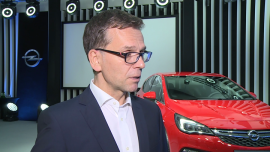 Pod koniec września Opel uruchomi w Gliwicach masową produkcję nowej Astry V. W salonach auto pojawi się pod koniec października BIZNES, ,Opel, Astra, Gliwice, premiera, fabryka, sprzedaż, internet, targi motoryzacyjne, Frankfurt, technologia - W fabryce Opla w Gliwicach 29 września pełną parą ruszy produkcja modelu Astry najnowszej generacji. Koncern liczy, że dzięki nowatorskim rozwiązaniom tego samochodu, który m.in. może być wyposażony w innowacyjny system wsparcia kierowcy Opel OnStar, znacząco zwiększy sprzedaż. Do salonów samochód trafi pod koniec października.
