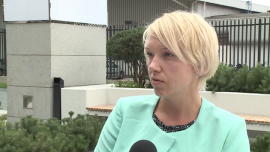 Poczta Polska walczy o klientów wśród sprzedawców internetowych. Spółka chce do 2020 r. podwoić przychody na rynku paczkowym BIZNES, ,Poczta Polska, e-handel, e-commerce, oferta, przesyłki, opłaty - Dla sprzedających przez internet Poczta Polska uruchomiła nową ofertę, obejmującą dostarczenie przesyłki, jej opakowanie i ubezpieczenie. Ma to wzmocnić pozycję spółki na rynku e-commerce. Zgodnie ze strategią Poczty Polskiej do 2020 roku paczki i przesyłki w ramach e-handlu mają być głównym obszarem wzrostu. Spółka zakłada 1,5 mld zł przychodów w tym obszarze i 100-proc. wzrost.