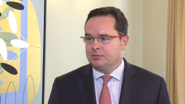 A. Jawień (IFM Global Asset Management): Wojny walutowe na krótką metę pomogą chińskiej gospodarce. Nie można wykluczyć kolejnych sterowanych deprecjacji juana INWESTOR, ,Chiny, Ludowy Bank Chin, Abenomika, juan, jen, wojny walutowe, dewaluacja juana, dewaluacja jena, Jawień, IFM Global Asset Management - Obniżając w sierpniu wartość juana, chińskie władze wkroczyły na grunt wojny walutowej. Zdaniem Aleksandra Jawienia, prezesa IFM Global Asset Management, to ruch skuteczny na krótką metę i nie można wykluczyć jego powtórzenia. Od paru lat skutecznie swoją walutę osłabia np. Japonia. Wzrost chińskiego PKB będzie jednak pod coraz większa presją m.in. ze względu na niekorzystną demografię.