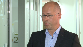 Rynek zamówień publicznych w ubiegłym roku był wart ponad 133 mld zł. Jego elektronizacja może przynieść znaczne oszczędności BIZNES, ,zamówienia publiczne, Urząd Zamówień Publicznych, kryterium najniższej ceny, kryterium pozacenowe, Prawo zamówien publicznych, nowelizacja ustawy - Do kwietnia 2016 roku Polska powinna zakończyć prace nad przepisami w sprawie e-zamówień publicznych. Zgodnie z wymogami unijnymi cały proces udzielania zamówień będzie się odbywał drogą elektroniczną. To dla zamawiających oszczędność kosztów na poziomie nawet kilkudziesięciu procent. Z tego narzędzia korzystają już duże grupy kapitałowe, w tym spółki Skarbu Państwa, oraz niektóre jednostki administracyjne.