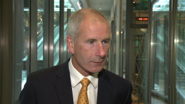 Eksport polskiej wódki spada, a mógłby dorównać eksportowi whisky BIZNES, ,alkohol, wódka, eksport, whisky, polska wódka - Po whisky i koniaku to wódka jest trzecim produktem eksportowym europejskiego przemysłu spirytusowego. Jej sprzedaż na rynki pozaeuropejskie przekracza 1,1 mld euro. Niestety, to wciąż dużo mniej niż whisky (4,3 mld). Przedsiębiorcy mówią, że eksport wzrośnie, gdy podatki w kraju będą niższe i firmy zainwestują w promocję na zagranicznych rynkach. Na razie jednak spada. W 2014 roku, po podwyżce akcyzy, w świat wysłaliśmy 3 proc. mniej wódki. Przewagą polskiej wódki jest wysoka jakość i tradycja wytwarzania.