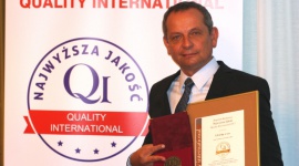 LSA ze złotym godłem QI Najwyższa Jakość BIZNES, Gospodarka - Złote godło programu Quality International Najwyższa Jakość 2015 odebrał w poniedziałek wieczorem prezes LSA Krzysztof Łuczaj. Kapituła konkursowa nagrodziła białostocką spółkę za stworzenie technologii recyklingu hałd popiołów i przetwarzania go na kruszywa budowlane