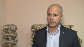 Jardin Rich buduje fabrykę landrynek w Suchedniowie. Chce produkować nawet 25 mln puszek słodyczy rocznie INWESTOR, ,landrynki, rynek słodyczy, produkcja, linia produkcyjna, fabryka cukierków, eksport, plany, inwestycje, zatrudnienie - Inwestycja warta 2 mln zł, zatrudnienie docelowo 50 pracowników i produkcja do 25 mln puszek landrynek rocznie – to zakłada strategia producenta słodyczy Jardin Rich. Jak zapewnia prezes spółki Sympatic, która będzie dystrybuować te słodycze, marka zamierza w swoim segmencie zdobyć pozycję lidera. Nie wyklucza też produkcji pod markami własnymi sieci handlowych.