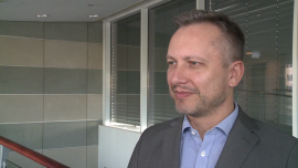 P. Szewczyk (APS Energia): Polski przemysł rozwija się bardzo dobrze, ale myślimy też o zagranicznych przejęciach INWESTOR, ,APS Energia, polski przemysł, produkcja przemysłowa, koniunktura przemysłowa, zasilanie awaryjne, debiut GPW, IPO, innowacje, innowacyjność - Rosnące obawy przed tzw. blackoutami w Polsce skłaniają coraz więcej firm przemysłowych do inwestycji w systemy zasilania awaryjnego. Branża energetyczna stara się nadrobić wieloletnie zaniedbania w działalności inwestycyjnej – w II kwartale br. zwiększyła nakłady na inwestycje o 40 proc. Producent urządzeń zasilających APS Energia chce wykorzystać tę dobrą koniunkturę i umocnić swoją pozycję na rynku, dlatego środki z debiutu na GPW przeznaczy na innowacje.