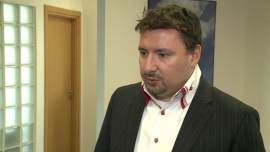 Inwestycja we własną instalację fotowoltaiczną może uchronić małe i średnie firmy przed wzrostem wydatków na zakup i dystrybucję energii INWESTOR, ,panele fotowoltaiczne, fotowoltaika, mikroinstalacja, leasing - Choć zakup instalacji fotowoltaicznej to koszt rzędu 200–300 tys. zł, to inwestycja pozwala zmniejszyć ryzyko wzrostu kosztów sprzedaży i dystrybucji energii elektrycznej w przyszłości. Na rynku istnieje wiele form dofinansowania inwestycji tego typu. Zainteresowani mogą skorzystać z tradycyjnych narzędzi, jak np. leasing, oraz z programów Bocian i Prosument prowadzonych przez NFOŚiGW.