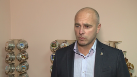 Rynek słodyczy rozwija się w niewielkim tempie, ale stabilnie. Są zapomniane segmenty, które mogą rosnąć szybciej BIZNES, ,rynek spożywczy, słodycze, czekolada, cukier, kpmg, KPMG w Polsce, premium, jakość, opakowanie, marketing, sprzedaż detaliczna, sprzedaż detaliczna żywności, konsumenci - Wart około 13 mld zł rynek słodyczy będzie nadal rosnąć, bo spożycie tego rodzaju produktów w innych krajach Unii Europejskiej jest znacznie wyższe. Przedstawiciele branży oceniają, że wzrosty nie są dynamiczne, bo ok. 2 proc., ale stabilne. W niektórych segmentach dynamika może być wyższa – obiecująco wyglądają perspektywy rozwoju nieco zapomnianego segmentu landrynek.