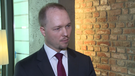 PKP zarządza pracownikami w chmurze. Coraz więcej przedsiębiorstw stosuje takie rozwiązanie BIZNES, ,chmura, HR, zarządzanie, kadry, GAVDI, PKP - Systemy do zarządzania zasobami ludzkimi przenoszą się do chmury. Dzięki temu możliwa jest szybsza komunikacja i skuteczniejsze zarządzanie wieloma procesami w jednym miejscu. Na taką inwestycję zdecydowała się PKP SA. Wdrażany system SAP SuccessFactors umożliwia w chmurze zarządzanie pracą zespołów i szkoleniami oraz dokonywanie okresowych ocen czy planowanie ścieżek kariery. Ułatwia to pracę działów HR i ich komunikację z menadżerami i pracownikami.