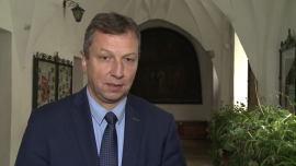 Sprzedaż znaczków w sklepie filatelistycznym Poczty Polskiej rośnie o ponad 10 proc. rocznie. Dużą popularnością cieszą się specjalne wydania, np. z Janem Pawłem II BIZNES, ,znaczek pocztowy, Poczta Polska, Andrzej Halicki, seria, wydanie, emisja, wystawa, filatelistyka - Co miesiąc do sklepu filatelistycznego Poczty Polskiej wpływa 25-30 tys. zamówień. Sprzedaż znaczków co roku rośnie o 10 proc. Niektóre wydania – upamiętniające ważne wydarzenie czy osoby – mają nie tylko wartość filatelistyczną, lecz także narodową. Przygotowywanie okolicznościowych edycji to dodatkowa aktywność Poczty Polskiej, która jest doceniana i w Polsce, i na całym świecie – podkreśla minister administracji i cyfryzacji Andrzej Halicki.