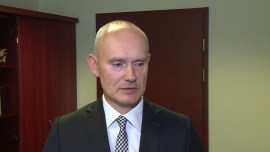 Warszawska giełda skonsumowała już zwycięstwo PiS-u w wyborach. Ceny akcji uwzględniają zmianę rządu INWESTOR, ,giełda, akcje, notowania, WIG20, kryzys w Chinach, Volkswagen, DAX, surowce, ropa Brent, wybory w 2015 - Wynik wyborów parlamentarnych, który będzie zgodny z obecnymi sondażami, nie powinien wywołać poważniejszej reakcji inwestorów. Dużych zmian notowań akcji można oczekiwać, gdy wyborcy zaskoczą rynek. Ewentualne zwycięstwo PO oznaczałoby wzrosty, a brak wyraźnego zwycięzcy spadki cen. Ewentualna zmiana koniunktury na polskiej giełdzie wymaga jednak poprawy nastrojów także na światowych rynkach.