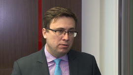 Jakub Borowski, Crédit Agricole: Złoty będzie taniał. Powodem wybory w Polsce i oczekiwana podwyżka stóp procentowych w USA INWESTOR, ,rynek walutowy w Polsce, złoty, euro, dolar, kurs, wybory w 2015, polityka, RPP, NBP, stopy procentowe NBP, stopy procentowe w USA - W najbliższych miesiącach można oczekiwać osłabienia złotego. Polskiej walucie nie będzie sprzyjać ani oczekiwana podwyżka stóp procentowych w Stanach Zjednoczonych, ani krajowe wybory, które prawdopodobnie przyniosą zmianę rządu, stojącej za nim większości parlamentarnej i prowadzonej polityki gospodarczej. Złotego osłabić może też Rada Polityki Pieniężnej. Dlatego zdaniem Jakuba Borowskiego z Crédit Agricole bardziej zdecydowanego umocnienia polskiej waluty nie należy się spodziewać przed II półroczem 2016 roku.