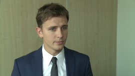 Niełatwe czasy dla obligacyjnych funduszy inwestycyjnych. Zarobią tylko te aktywnie zarządzające portfelem obligacji INWESTOR, ,fundusze inwestycyjne, benchmark, konkurencja, obligacje, papiery wartościowe, lokaty bankowe, inwestycje, koszty - Nadchodzące lata będą wymagały od funduszy inwestycyjnych znacznie większego wysiłku i nowatorskiego podejścia do zarządzania portfelami obligacji. Pieniądze klientów będzie znacznie trudniej pomnożyć. Trudniej też będzie na tym zarabiać na taką skalę jak kilka lat temu czy choćby w bardzo korzystnym 2014 roku. Fundusze inwestycyjne, które będą tylko kopiowały portfele innych, mogą mieć niebawem problem z przyciągnięciem inwestorów.