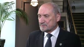 A. Macierewicz: 130 mld zł przeznaczone na modernizację armii może i powinno być w większości wydane w Polsce BIZNES, ,przemysł zbrojeniowy, MON, modernizacja armii, śmigłowiec, przetarg, zamówienia - Zamówienia resortu obrony narodowej na sprzęt dla polskiej armii powinny w jak największej części trafiać do polskich fabryk – ocenia Antoni Macierewicz. Jego zdaniem krajowy przemysł ma potencjał, by dostarczyć większość wyposażenia i uzbrojenia, które zamierza kupić wojsko. – To będzie główna rola przyszłego ministra obrony – ocenia Jarosław Gowin, typowany przez PiS na to stanowisko. Zaplanowany na lata 2013–2022 budżet na modernizację armii wynosi 130 mld zł.