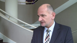 Era węgla na świecie się kończy. Instytucje finansowe niechętne inwestycjom w projekty węglowe BIZNES, ,energetyka, węgiel energetyczny, inwestycje, elektrownie węglowe, pakiet klimatyczny, Unia Europejska - Odchodzenie od węgla w światowej energetyce może spowodować, że instytucje finansowe będą mniej chętnie patrzeć na finansowanie inwestycji węglowych. To może być zaś problematyczne dla polskiego sektora energetycznego, bo według rządowych dokumentów węgiel ma być dominującym surowcem do 2050 roku. Krajowy rynek energetyczny czeka szereg inwestycji, dlatego firmy z branży – wykonawcy i dostawcy technologii – uważają go za bardzo perspektywiczny.