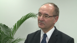 W najbliższych tygodniach polski złoty powinien tracić do euro i dolara INWESTOR, ,polski złoty, eurodolar, ryzyko polityczne, FED, stopy procentowe - W najbliższych tygodniach za jednego dolara amerykańskiego możemy płacić prawie 4 złote – uważa Sławomir Dębowski, główny analityk Globtrex.com. Jest to jednak poziom, który powinien powstrzymać dalsze osłabienie polskiego złotego. Niekorzystne są również perspektywy wobec euro. W perspektywie kilku tygodni możliwe jest dotarcie do oporu w rejonie 4,36–4,40 zł. Słabe zachowanie krajowej waluty tłumaczone jest przede wszystkim ryzykiem politycznym, związanym ze zmianami w składzie rządu, a także czynnikami zewnętrznymi.