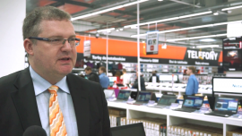 Nowe technologie wymagają innowacyjnej sprzedaży. Saturn otworzył w Bydgoszczy najnowocześniejszy w Polsce salon z elektroniką użytkową BIZNES, ,Saturn, elektronika, centrum handlowe - Strefy innowacji, nowoczesna ekspozycja produktów i rozwój usług związanym z finansowaniem i gwarancją zakupów – to najnowsze trendy w salonach sprzedaży elektroniki użytkowej. Światowe standardy zostały wykorzystane m.in. w nowo otwartym salonie Saturna w Bydgoszczy. Klienci mają tu dostęp do technologicznych nowości, a poza tym mogą się napić kawy, naładować telefon czy spersonalizować własne urządzenia mobilne. Sklep stawia także na sprzedaż przez internet.