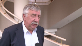 Słaby rok branży mleczarskiej. Spadły ceny mleka i wartość polskiego eksportu BIZNES, ,rynek mleczarski, ceny mleka, eksport przetworów mlecznych, TTIP, Polmlek, Tadeusz Bruj - Z powodu niższych cen mleka na światowych rynkach obecny rok jest słaby dla branży mleczarskiej. Przychody z produkcji mleka mogą być w tym roku niższe nawet o 3 mld zł niż w 2014 roku. Spada też wartość eksportu polskiego nabiału. W I połowie roku zyski spadły o 18 proc. Dla producentów szansą mogą być nowe rynki zbytu i większa konsolidacja branży.