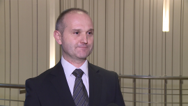 Alumetal: Afera wokół Volkswagena nie spowodowała spadku produkcji tej marki w październiku. Odnotowaliśmy nawet wzrost zapotrzebowania na stopy INWESTOR, ,Volkswagen, emisja spalin, stopy odlewnicze - Skandal związany z manipulowaniem wynikami pomiarów emisji spalin przez Volkswagena nie powinien mieć większego wpływu na kondycję finansową grupy Alumetal. Producent stopów odlewniczych nie obawia się ewentualnej redukcji zamówień ze strony niemieckiego koncernu. Powodem jest duża baza klientów, do której w razie negatywnego scenariusza może zostać skierowana większa część produkcji. Tymczasem w październiku po ujawnieniu sprawy wielkość zamówień dla Volkswagena zamiast spaść, wzrosła.