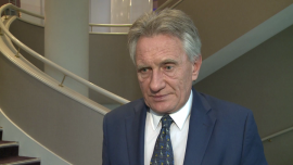 P. Woźniak: Pomoc publiczna na restrukturyzację górnictwa jest sprzeczna z decyzją Rady Europy. Można ją przeznaczyć tylko na trwałą likwidację kopalń INWESTOR, ,górnictwo, pomoc publiczna, Komisja Europejska, restrukturyzacja - Restrukturyzacja górnictwa przy wykorzystaniu środków publicznych stoi w sprzeczności z polityką Komisji Europejskiej. Celem strategii Europa 2020 jest marginalizacja czy wręcz likwidacja branży górnictwa węgla kamiennego i zwiększenie udziału odnawialnych źródeł energii w całkowitej produkcji energii. Zdaniem Piotra Woźniaka, byłego ministra gospodarki, problemem polskiego sektora są nieefektywność, kilkunastomiliardowe zadłużenie, niekorzystne warunki geologiczne oraz dominujący udział państwowego akcjonariatu.