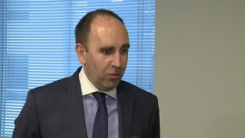 Wzrasta liczba zamożnych Polaków. Rośnie również zainteresowanie doradztwem inwestycyjnym BIZNES, ,klient zamożny, portfel inwestycyjny, dywersyfikacja - W przyszłym roku liczba osób zamożnych przekroczy milion. Według danych KPMG z usług bankowości prywatnej korzysta co piąta osoba definiowana jako zamożna oraz blisko połowa osób bardzo zamożnych i bogatych. Wśród nich możemy spotkać zarówno inwestorów konserwatywnych, zainteresowanych głównie lokatami i obligacjami, jak i inwestorów skłonnych do podejmowania większego ryzyka. W związku z tym rośnie również zapotrzebowanie na usługi doradcze w bankach.