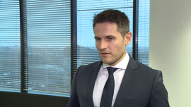 Dobra sprzedaż obligacji deweloperów. Papiery do portfela trzeba jednak wybierać uważnie INWESTOR, ,deweloperzy, obligacje, mieszkania, działki budowlane, bank ziemi, inwestycje, GUS, kontraktacja, finansowanie - Warto kupować obligacje deweloperów, ale emitentom trzeba się uważnie przyglądać. Dziś trwa hossa na tym rynku, jednak niebawem może się ona skończyć. Analitycy namawiają więc do bardziej selektywnego wyboru spółek, którym pożycza się pieniądze. Na razie jednak mieszkań w Polsce buduje się coraz więcej i firmy deweloperskie kupują coraz więcej ziemi pod kolejne inwestycje, a to właśnie zakup gruntów najczęściej finansowany jest dzięki emisji obligacji.