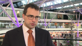 Lotnisko Chopina uruchomi w przyszłym roku 25 nowych połączeń. Warszawski port lotniczy ma za sobą rekordowy rok INWESTOR, ,lotnisko, pasażerowie, odprawa na lotnisku, terminal lotniskowy - Lotnisko Chopina uruchomi w 2016 roku 25 nowych połączeń. Port lotniczy odprawił w tym roku już ponad 11 milionów pasażerów – to rekordowa ilość, która pozwala konkurować Warszawie z Pragą o miano regionalnego lidera. Polski port znajduje się przy tym w bardzo dobrej kondycji finansowej. Za 2015 rok spodziewane jest ponad 100 mln złotych zysku, a dzięki rozbudowie terminala oraz uruchomieniu nowych połączeń możliwe są kolejne rekordy. Plany na 2016 roku zakładają, że z warszawskiego lotniska odleci ponad 12 mln osób.