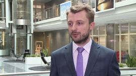 W ciągu 1,5 roku ceny akcji Ciechu wzrosły o 170 proc. To efekt restrukturyzacji i sprzyjających okoliczności rynkowych BIZNES, ,Ciech, branża chemiczna, WIG-chemia, kurs akcji, prywatyzacja, rynek sody - Dobra sytuacja na rynku sody, spadające ceny surowców i słabnący złoty – to najważniejsze czynniki zewnętrzne, które miały wpływ na dynamiczny wzrost kursu akcji spółki Ciech. Równocześnie w opinii analityków rynkowych na rosnącą wartość spółki wpłynęły: restrukturyzacja, nadzór prywatnego właściciela oraz korzystne renegocjacje zadłużenia. W efekcie w ciągu ostatnich 18 miesięcy cena akcji poszła w górę o blisko 170 proc. i dziś wynosi ok. 80 zł. Dynamicznie rośnie także cały indeks WIG-chemia (o ok. 42 proc. w ciągu roku).