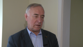 Szara strefa na rynku pracy stanowi już 1/5 PKB. Głównym powodem są utrzymujące się wysokie koszty zatrudnienia INWESTOR, ,szara strefa, praca, loteria paragonowa, koszty pracy - W 2015 roku szara strefa w Polsce osiągnie równowartość 19,2 proc. PKB. Trzy lata temu było to aż 21,1 proc. Jak zauważa Bogdan Wyżnikiewicz z Instytutu Badań nad Gospodarką Rynkową, do dalszego zmniejszenia liczby osób pracujących na czarno niezbędne są zmiany systemowe. Najważniejsze z nich to redukcja obciążeń podatkowych i spadek kosztów administracyjnych. Dzięki tym rozwiązaniom Polska osiągnęłaby stan charakterystyczny dla państw zamożnych, gdzie szara strefa jest proporcjonalnie mniejsza.