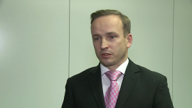 Mercator Medical przymierza się do budowy nowej fabryki w Tajlandii. Udziałowcy spółki zdecydowali o emisji akcji, która ma pomoc sfinasować tę inwestycję INWESTOR, ,Mercator Medical, rękawice medyczne, fabryka, Tajlandia, sprzedaż, eksport, inwestycje, emisja akcji - W ciągu dwóch lat Mercator Medical zamierza o niemal 150 proc. zwiększyć produkcję i sprzedaż rękawic medycznych. Spółka przygotowuje się do budowy nowej fabryki w Tajlandii. W finasowaniu projektu pomóc ma emisja 1,8 mln akcji, o którym w poniedziałek zdecydowało NWZA spółki. Na warszawskiej giełdzie za jedną akcję Mercator Medical płacono 16,6 zł.