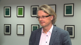 Właściciele małych i średnich firm pracują znacznie dłużej niż pracownicy etatowi. Dzięki ich nadgodzinom światowa gospodarka zyskuje ponad 8 bln dol. BIZNES, ,przedsiębiorca, firma, MŚP, przedsiębiorstwo, praca, godziny pracy, nadgodziny, życie prywatne, życie zawodowe, sukces - Gdyby mali i średni przedsiębiorcy kończyli dzień pracy po ośmiu godzinach, toby globalna gospodarka była uboższa o 8,3 bln dol. – wynika z badania firmy Sage. Blisko połowa właścicieli firm pracuje dłużej niż 40 godzin tygodniowo. Sami przyznają, że cierpi na tym ich życie rodzinne, mimo to uważają, że warto. Główną motywacją nie są dla nich pieniądze, lecz poczucie zamiłowania do swojej pracy.