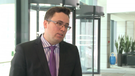 J. Borowski: Przez nowe podatki akcja kredytowa banków będzie rosła wolniej, a sieci handlowe przerzucą koszty na dostawców i klientów INWESTOR, ,podatek bankowy, podatek od sklepów wielkopowierzchniowych, budżet, dochody, konsekwencje, wzrost, kredyty - Wprowadzenie podatku bankowego zahamuje akcję kredytową w niektórych bankach, a innym pozwoli na podniesienie udziałów w rynku – uważa Jakub Borowski, główny ekonomista Crédit Agricole. Z kolei danina nałożona na sklepy obciąży częściowo dostawców i klientów. W efekcie wzrosną ceny, a spadnie konsumpcja, zyski firm i inwestycje.