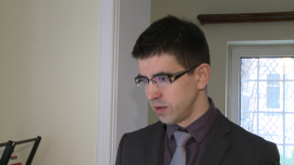 Co roku w szarej strefie przeprowadza się transakcje o wartości 215 mld zł. To cztery razy więcej niż wynosi polski deficyt BIZNES, ,szara strefa, szara strefa w paliwach, wyłudzenia VAT, wyłudzenia, podatek akcyzowy, akcyza, vat odwrócony, VAT, EY, Ernst&Young - 215 mld zł – tyle warte są transakcji, które nie zarejestrowano, co stanowił 12,4 proc. PKB. Zdecydowana większość jest rozliczana w gotówce. To polska szara strefa. Związany z nią ubytek dochodów budżetu z tytułu CIT wyniósł w 2014 roku około 40 mld zł. Straty wynikające z niedoborów w opłacaniu akcyzy na wyroby tytoniowe szacowane były na blisko 5 mld zł.