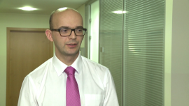 Kara nałożona przez UOKiK wpłynie na spadek przyszłych przychodów odsetkowych mBanku. Bank musi także zwrócić klientom nadpłacone środki INWESTOR, ,UOKiK, frankowicze, kredyt hipoteczny, LIBOR - UOKiK ukarał mBank za, jak stwierdził, nieuwzględnianie ujemnej stawki LIBOR przy ustalaniu wysokości rat kredytu denominowanego we frankach szwajcarskich. Urząd uznał, że bank w obliczeniach przyjmował wartość 0,0 proc. zamiast rynkowej wartości wynoszącej –0,75 procent. Otrzymana kara – 6,6 mln zł – w stosunku do osiąganych zysków jest niewielka. Dużo kosztowniejsza dla banku będzie konieczność zwrotu klientom nadpłaconych środków oraz uwzględnienie właściwej stawki dla przyszłych rat kredytowych. mBank podkreśla, że ujemny LIBOR uwzględniał i zamierza się od decyzji odwołać.