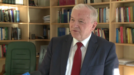 Prof. S. Gomułka: Górnictwo w najbliższych latach może wymagać nawet 5 mld złotych pomocy publicznej. Tak duże wsparcie jest jednak sprzeczne z unijnym prawem INWESTOR, ,sektor górniczy, pomoc publiczna, węgiel kamienny, restrukturyzacja - Tegoroczne wydatki na restrukturyzację polskiego sektora górnictwa węgla kamiennego mają wynieść 900 mln złotych – przewiduje ustawa budżetowa. Zdaniem prof. Stanisława Gomułki z Business Centre Club to zbyt mała kwota, a rząd mógłby na ten cel przeznaczyć nawet 3 mld zł i to bez uszczerbku dla finansów publicznych. Jak zaznacza ekonomista problemem jest jednak unijne prawo, które zakazuje udzielania pomocy publicznej na tak dużą skalę.