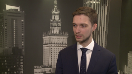 Złoty będzie słabnąć w I kwartale. W połowie roku może zyskiwać do euro i franka INWESTOR, ,złoty, frank, euro, dolar, Fed, RPP, banki, podatek bankowy - Czarnym koniem rynku walutowego w 2015 roku był dolar i jest możliwe, że amerykańska waluta umocni się również w 2016 roku. Wszystko z powodu niepewności co do liczby podwyżek stóp procentowych, jaką zaserwuje rynkom Fed. Jednak po wyklarowaniu się w Polsce sytuacji odnośnie składu RPP, ewentualnej obniżki stóp procentowych, złoty powinien zacząć zyskiwać na wartości przynajmniej do euro i franka.