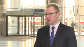 PKO BP chce przekonywać klientów do bankowości elektronicznej. Ma temu służyć zmiana prowizji i opłat BIZNES, ,PKO Bank Polski, opłaty, prowizje, zmiana, podatek bankowy, podwyżka - Od maja PKO Bank Polski zmienia tabelę opłat i prowizji. Nowe stawki dotyczyć będą głównie usług, z których bank powoli chce się wycofywać, a których odpowiedniki można bezpłatnie realizować w kanale internetowym i mobilnym. PKO BP chce w ten sposób zachęcać klientów do tych kanałów dostępu, a także do nowych usług i produktów. Zarząd PKO BP podkreśla, że decyzja o zmianach nie jest podyktowana wprowadzeniem podatku bankowego.