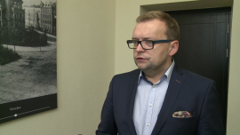 Jeśli inwestorzy znów zaczną zwracać uwagę na fundamenty, to rynek giełdowy powinien wrócić do wzrostów INWESTOR, ,akcje, FED, EBC, OFE, ryzyko polityczne, WIG - Choć polskie PKB wzrosło w III kwartale 2015 roku o 3,5 proc. rdr., to rynek giełdowy wciąż zachowuje się słabo. Powodem są obawy inwestorów związane ze zmianami zapowiadanymi przez rząd. Jeśli jednak rynek znów zacznie zwracać uwagę na fundamenty, to akcje powinny zyskiwać na wartości – uważa Adam Dakowicz z AgioFunds TFI. W skali globalnej warto natomiast obserwować działania banków centralnych oraz tempo, w jakim rozwija się światowa gospodarka.