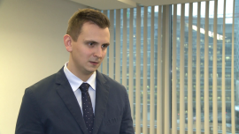 USA o krok od osiągnięcia stanu pełnego zatrudnienia. To oznacza dynamiczny wzrost płac, wyższe stopy procentowe i mocniejszego dolara INWESTOR, ,USA, bezrobocie, dolar, fed, stopy procentowe w USA, inflacja płacowa, podwyżki, prognozy, gospodarka USA - Sytuacja na amerykańskim rynku pracy jest coraz lepsza i zdaniem ekspertów kraj ten jest o krok od osiągnięcia pełnego zatrudnienia. Mateusz Adamkiewicz, analityk HFT Brokers, uważa, że w tym roku możemy oczekiwać od dawna niewidzianego dynamicznego wzrostu wynagrodzeń w USA. Stopa bezrobocia za oceanem w grudniu, podobnie jak w październiku i listopadzie, wyniosła 5 procent i jest to najlepszy wynik od niemal 8 lat.