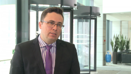 KNF liczy koszty prezydenckiego projektu ustawy o frankowiczach. Ekonomiści szacują je na kilkadziesiąt miliardów złotych BIZNES, ,banki, ustawa o frankowiczach, przeliczenie kredytu po sprawiedliwym kursie, przysporzenie majątkowe, Credit Agricole, Jakub Borowski - Prezydencki projekt ustawy o frankowiczach zakładający przewalutowanie rat kredytu hipotecznego może kosztować banki nawet kilkadziesiąt miliardów złotych – ocenia Jakub Borowski, główny ekonomista banku Crédit Agricole. Komisja Nadzoru Finansowego ocenia teraz potencjalne skutki. W efekcie banki mogą zmniejszyć akcję kredytową. Ekspert zaznacza, że ustawa ze względu na przysporzenie majątkowe budzi wątpliwości konstytucyjne.