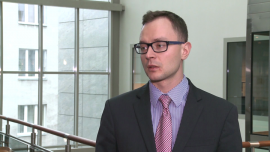 A. Czerniak: Frank szwajcarski może jeszcze podrożeć o 20 groszy. Notowaniom polskiej waluty pomogłaby lepsza polityka informacyjna rządu INWESTOR, ,rynek walutowy, frank szwajcarski, polski złoty, ropa naftowa - W najbliższym czasie na rynkach finansowych panować będzie podwyższona zmienność – uważa Adam Czerniak, wykładowca SGH i główny ekonomista Polityki Insight. Powodem są obawy inwestorów o kondycję chińskiej gospodarki, a także o sytuację geopolityczną w krajach produkujących ropę naftową. Wahania mogą być szczególnie odczuwalne w przypadku Polski. Tutaj oprócz czynników zewnętrznych duży wpływ na zachowanie inwestorów mają także działania rządu.