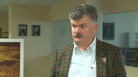 Światowi giganci tracą na fali taniejących surowców. Wartość giełdowa koncernu Alcoa, podobnie jak KGHM-u, stopniała w ciągu roku o prawie 50 procent INWESTOR, ,miedź, surowce, KGHM, aluminium, Chiny - Spadek popytu w chińskiej gospodarce uderza w rynki surowcowe. W skali ostatniego roku aluminium straciło już 18 proc. na wartości, a miedź jest tańsza o ponad 27 procent. Spowolnienie w Państwie Środka jest odczuwalne także przez światowych producentów. Wartość rynkowa amerykańskiego giganta Alcoa jest dziś o połowę niższa niż w styczniu 2015 roku. Podobne straty notuje KGHM.