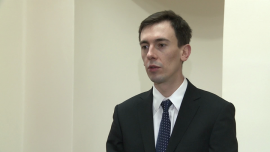 Perspektywa wzrostu cen złota i srebra odległa. Alternatywą inwestycyjną mogą się stać diamenty INWESTOR, ,złoto, srebro, kruszce, potencjał, ceny, notowania, kryzys, Grecja, wojna na wschodzie Ukrainy - Polacy coraz chętniej inwestują w kruszce. Ich sprzedaż zwykle wzrasta, gdy rośnie napięcie w kraju lub na arenie międzynarodowej – mówi Bartłomiej Knichnicki z Mennicy Skarbowej. Ceny złota i srebra w ostatnich latach mocno spadły. Potencjał do odbicia ich kursów jest, ale w odległej perspektywie. Przestrzeń do wzrostów jest natomiast ogromna i sięgać może nawet kilkuset procent. Zanim jednak to nastąpi, alternatywą do zainwestowania kapitału mogą stać się diamenty inwestycyjne.