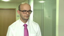 Akcje PZU w ciągu roku straciły 1/3 wartości. Sytuację może poprawić większe zaangażowanie w segment nieruchomości i unikanie ryzyka politycznego INWESTOR, ,ubezpieczenia, giełda, podatek bankowy - Utrzymanie dotychczasowej polityki dywidendowej, zwiększenie zaangażowania w segment nieruchomości oraz redukcja inwestycji o ryzyku politycznym – to najważniejsze zadania dla nowego zarządu PZU. Zdaniem Sobiesława Kozłowskiego z DM Raiffeisen Bank Polska realizacja tych celów powinna istotnie wspierać notowania spółki. Tymczasem w ostatnich miesiącach akcje ubezpieczyciela tracą. Powodem jest wyraźny spadek rentowności oraz objęcie spółki podatkiem bankowym.