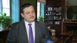 Wynagradzanie pracowników w formie opcji na akcje czy obligacji coraz popularniejsze w Polsce. W Stanach Zjednoczonych to już standard INWESTOR, ,giełda, rynek kapitałowy, instrumenty finansowe, innowacyjność - Giełda powinna być miejscem długoterminowych inwestycji oraz umożliwiać wypłatę wynagrodzenia w różnych formułach kapitałowych – uważa Jacek Męcina, doradca Konfederacji Lewiatan i członek Rady Dialogu Społecznego. Taki standard już od dawna obowiązuje m.in. w Stanach Zjednoczonych, gdzie duża część wynagrodzeń trafia do pracowników w formie opcji na akcje czy obligacji. Taki sposób wynagradzania zaczyna pojawiać się także w Polsce.