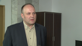 Deflacja niekorzystnie wpływa na handel. Mniejsze sklepy będą się łączyć w sieci lub grupy zakupowe BIZNES, ,handel detaliczny w Polsce, podatek obrotowy, podatek od sklepów wielkopowierzchniowych, sklepy osiedlowe, sklepy spożywcze, Polska Izba Handlu, franczyza - Utrzymująca się ujemna dynamika cen przyczyniła się do zmniejszenia dynamiki rozwoju handlu. Koniec deflacji – zgodnie z zapowiedziami NBP – może się nieco przesunąć w czasie, a ewentualna inflacja będzie się raczej utrzymywać do końca roku na niskim poziomie. W ocenie Polskiej Izby Handlu korzystne wskaźniki makroekonomiczne wpłyną na integrację handlu i będzie to priorytetem sklepów małoformatowych. Hipermarkety raczej nie będą rosnąć, a dyskonty będą, ale z mniejszą niż do tej pory dynamiką.