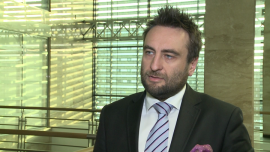 Na niższą ocenę Polski złożyły się nie tylko decyzje polityczne, lecz także energetyczne uzależnienie od węgla i Rosji oraz demografia INWESTOR, ,Bisnode, Dun & Bradstreet, rating, obniżka, DB3b, energetyka, demografia, rządy PiS - Na świecie najbardziej znane są trzy wielkie agencje ratingowe, które odpowiadają za ok. 90 proc. rynku usług ratingowych. Pozostała część należy do mniejszych agencji czy wywiadowni gospodarczych. Jedną z nich jest najstarsza i największa na świecie amerykańska wywiadownia Dun & Bradstreet, która w dwa tygodnie po głośnym cięciu oceny kredytowej przez Standard & Poor’s także obniżyła rating Polski. Z powodu działań rządzących, ale nie tylko.