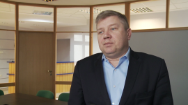 WEI: Podatek od sprzedaży detalicznej zniszczy polski handel. Uderzy w polskie sklepy próbujące konkurować z zachodnimi wielkimi sieciami BIZNES, ,podatek od sprzedaży detalicznej, ZPP, sieci franczyzowe, małe sklepy, franczyza, podatek od hipermarketów - Polscy handlowcy nie zostawiają suchej nitki na projekcie podatku od sprzedaży detalicznej. Twierdzą, że zamiast zmusić największych do dzielenia się zyskiem, zniszczy on drobny polski handel, który próbuje konkurować z dużymi sieciami, łączącą się w grupy zakupowe i sieci franczyzowe. Według Cezarego Kaźmierczaka z WEI uprzywilejowuje on również tych, którzy unikali płacenia podatku CIT. Propozycja ZPP zakłada podatek od powierzchni handlowej, a nie od obrotu lub jedną płaską stawkę dla wszystkich.