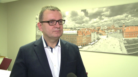 Branża ochrony będzie rosnąć przez najbliższe 5 lat o ponad 5 proc. rocznie. Firmy prognozują wzrost cen usług, m.in. z powodu ozusowania umów-zleceń BIZNES, ,usługi ochroniarskie, ochrona fizyczna, ozusowanie umów-zleceń, Konsalnet, Jacek Pogonowski - Wartość rynku usług ochrony szacuje się obecnie na ok. 8,5 mld zł, a do 2019 roku powinna wzrosnąć do 10 mld zł. Na zmiany na rynku duży wpływ będzie mieć wzrost cen wynikający m.in. wprowadzenia obowiązku odprowadzania składek ZUS od umów-zleceń. Związany z tym wzrost kosztów zatrudnienia pracowników spowodował, że w branży pracę straciło nawet 45 tys. osób. Nowe przepisy powinny jednak pozytywnie wpłynąć na wysokość kontraktów, a tym samym na wartość rynku.