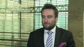 Połowa firm znajduje się w rękach polskich właścicieli. Im większy podmiot, tym bardziej rośnie udział zagranicznego kapitału BIZNES, ,firma, polski właściciel, kapitał zagraniczny, wielkość przedsiębiorstwa, Bisnode Polska, Robert Kremser - Ponad połowa firm zarejestrowanych w Polsce ma polskich właścicieli – wynika z badań Bisnode. Udział rodzimego kapitału spada wraz ze wzrostem wielkości przedsiębiorstwa. Wśród największych zaledwie 38 proc. znajduje się w polskich rękach. Rodzimy kapitał dominuje w branży rolnictwa, górnictwa, produkcji odzieży, leków i handlu pojazdami. Zagraniczni właściciele zdominowali produkcję pojazdów, artykułów spożywczych czy handlu detalicznego.